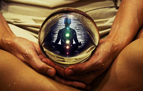 Chakrenausgleich - So bringen Sie Ihre Chakren wieder ins Gleichgewicht: Foto: © Love_Solutions / shutterstock / #1791057752